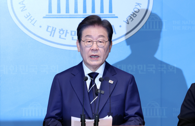 더불어민주당 대선 경선에 출마한 이재명 예비후보가 지난 11일 서울 여의도 국회 소통관에서 집권 청사진 등을 소개하는 