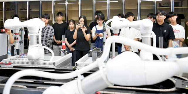 영진전문대 AI융합기계계열 지능형로봇 실습장 견학. 영진전문대 제공