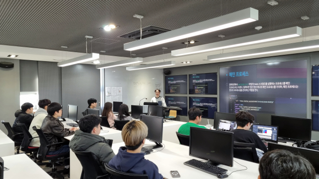 영남이공대 전두용 교수가 학생들과 수업을 진행하고 있다. 영남이공대 제공