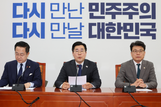 더불어민주당 박찬대 당대표 직무대행 겸 원내대표가 29일 서울 여의도 국회에서 열린 원내대책회의에서 발언하고 있다. 연합뉴스