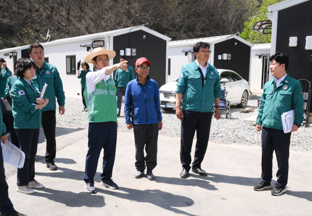 이철우 경북도지사가 14일 오후 의성군 단촌면 구계리를 찾아 산불 2차 피해 긴급 복구 현장을 점검하고 있다. 경북도 제공.