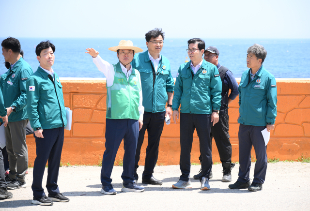 이철우 경북도지사가 14일 오후 영덕군 영덕읍 대탄리를 찾아 산불 2차 피해 긴급 복구 현장을 점검하고 있다. 경북도 제공.