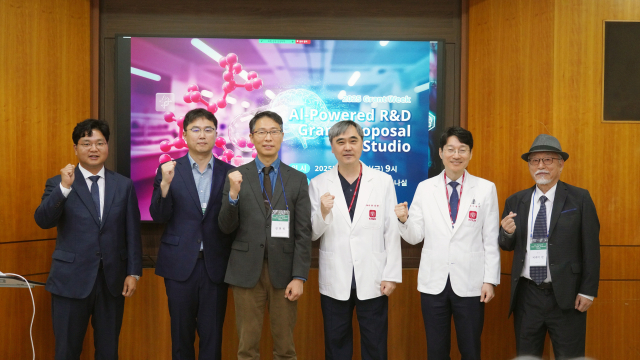 경북대병원 R＆D 워크숍에 참여한 강연자와 경북대병원 관계자들. 왼쪽부터 김현태 경북대병원 생명의학연구원 교수, 오두병 한국연구재단 신약단장, 김현철 한국보건산업진흥원 연구개발혁신본부장, 양동헌 경북대학교병원 원장, 이원주 생명의학연구원 원장, 비케이 안 한국기부문화연구소장. 경북대병원 제공.