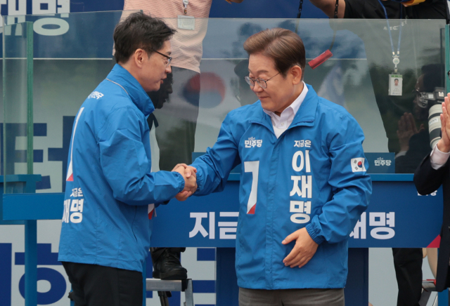 더불어민주당 이재명 대선 후보가 지난 5월 22일 경남 양산워터파크공원에서 열린 집중유세에서 김경수 총괄선대위원장과 악수하고 있다. 연합뉴스