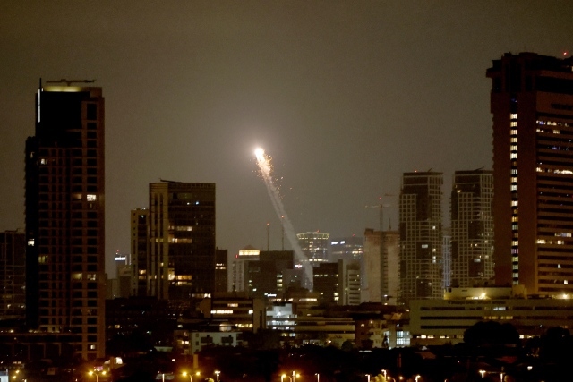 17일(현지시간) 이스라엘 방공 시스템인 아이언 돔이 텔아비브 상공에서 이란에서 발사된 미사일을 요격하고 있다. EPA 연합뉴스