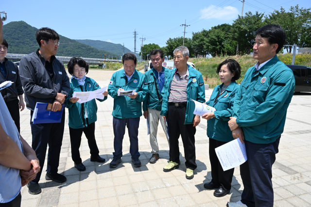 대구 군위군의회 행정사무감사특별위원회 위원들이 주요 사업 현장을 방문, 집행부 관계자의 설명을 듣고 있다. 군위군의회 제공
