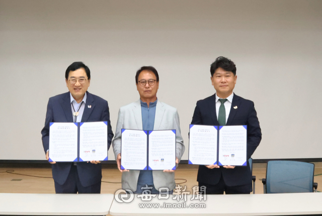 경주 팥 산업 기반구축 활성화 업무협약 체결식 후 주낙영 경주시장(왼쪽부터), 산내면 팥작목반 서근철 회장, 최진환 황남빵 대표가 기념사진을 촬영하고 있다. 경주시 제공