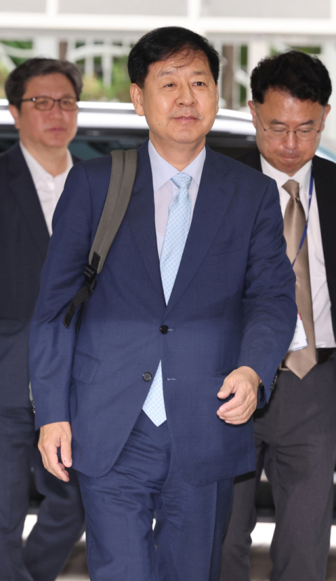 구윤철 경제부총리 겸 기획재정부 장관 후보자가 30일 서울 중구 예금보험공사에 마련된 인사청문회 준비사무실로 들어서고 있다. 연합뉴스