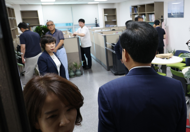 채상병 사건 수사방해 의혹을 수사하는 이명현 순직해병 특검팀이 11일 서울 여의도 국회의원회관 내 국민의힘 임종득 의원실을 압수수색하고 있는 가운데 국민의힘 의원들이 현장을 방문하고 있다. 연합뉴스
