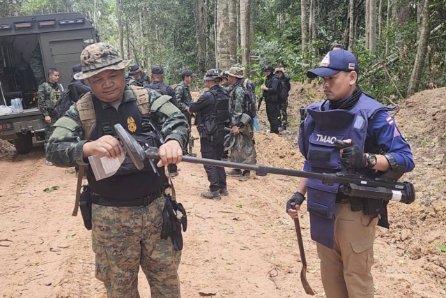 다연장로켓포에 F-16 전투기까지…태국-캄보디아 교전 격화 ...