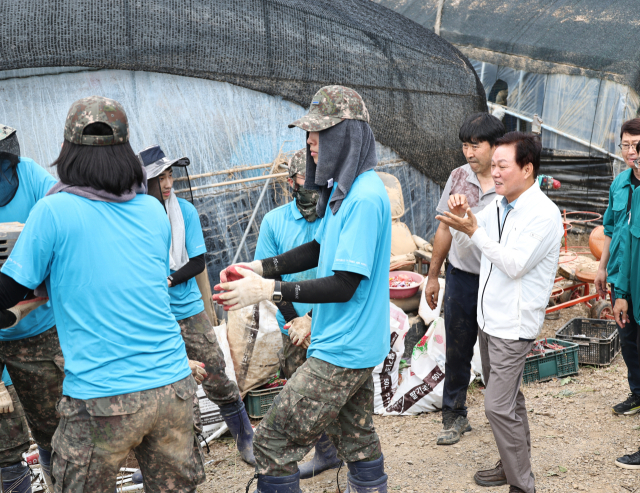 박완수 도지사가 26일 산청군 수해현장을 찾아 복구 작업에 구슬땀을 흘리고 있는 공군 장병들을 격려하고 있다. 경남도 제공
