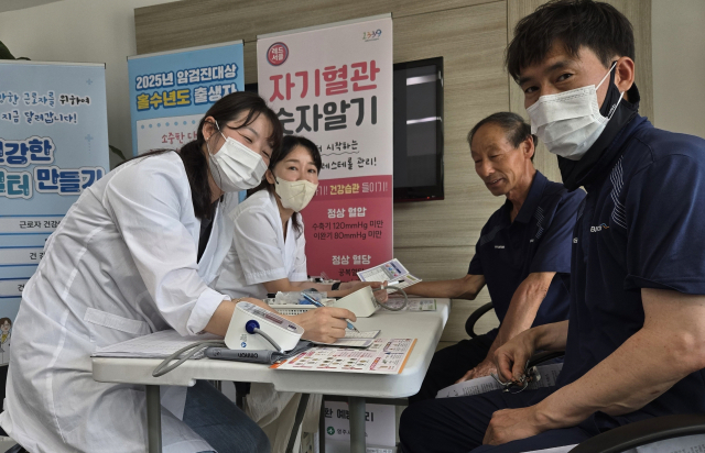 현장 근로자들이 영주시보건소 간호사들에게 건강검진을 받고 있다. 마경대 기자