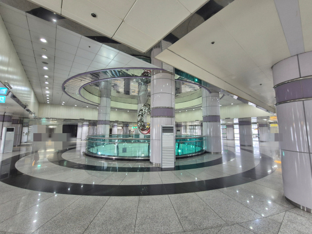 26일 낮 대구도시철도 2호선 용산역사 내부가 텅 비어있는 모습. 김지수 기자