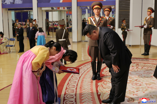 김정은 북한 국무위원장이 지난 29일 평양 목란관에서 해외군사작전에서 특출한 공훈을 세운 참전열사들의 유가족들을 만나 따뜻이 위로하고 기념사진을 찍었다고 조선중앙통신이 30일 보도했다. 연합뉴스