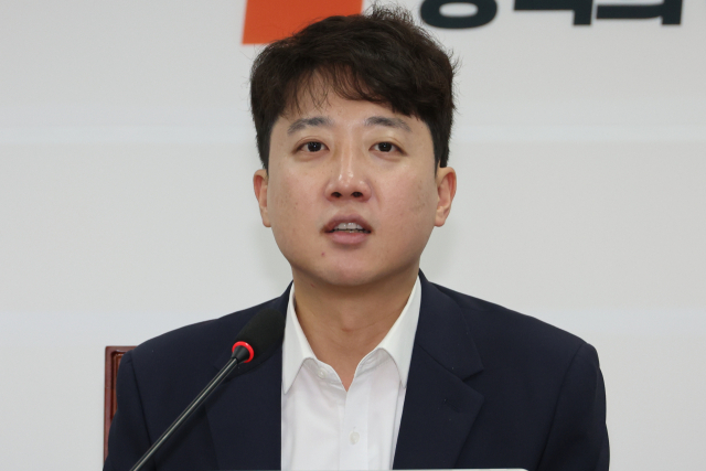 개혁신당 이준석 대표가 8일 서울 여의도 국회에서 열린 최고위원회의에서 발언하고 있다. 연합뉴스