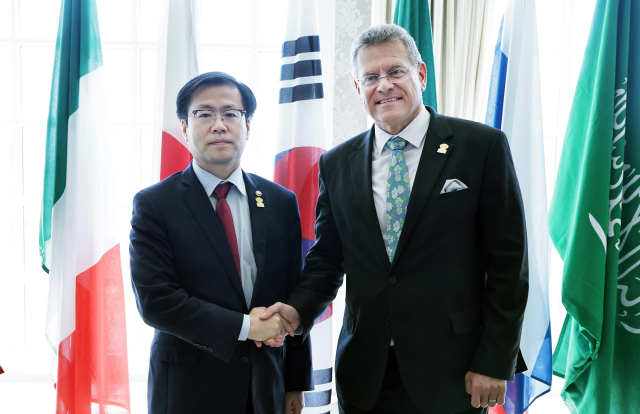 여한구 산업통상부 통상교섭본부장이 지난달 10일(현지시간) 남아프리카공화국 그케베르하 보드워크호텔에서 마로스 세프코비치 EU 집행위 통상·경제안보 담당 집행위원과 면담에 앞서 악수를 하고 있다. 연합뉴스