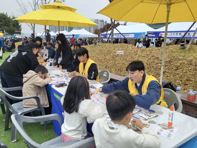 경일대 학생들이 보훈문화축제 참여로 세대 잇는 나라사랑을 실천하고 있다. 경일대 제공