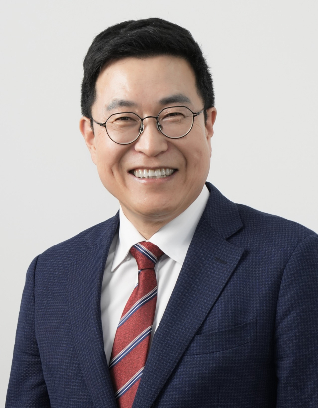 경남교육감 출마 예정자 김영곤 전 교육부 차관보.
