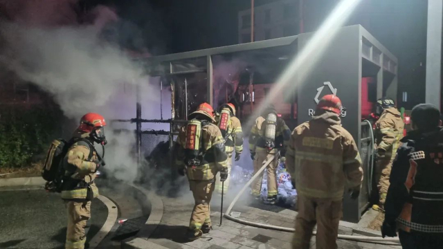 지난 5일 밤 11시 30분쯤 안동시 수상동의 한 아파트 쓰레기 분리수거 부스에서 화재가 발생해 소방 대원들이 진화작업을 벌이고 있다. 안동소방서 제공