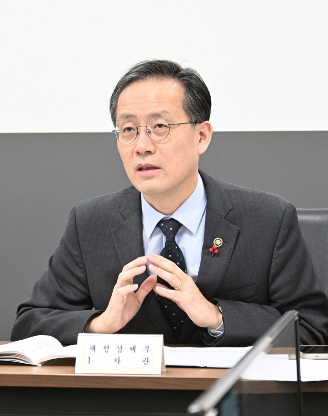 이형일 재정경제부 차관이 16일 서울 종로구 정부서울청사에서 열린 물가관계차관회의를 주재하고 있다. 연합뉴스
