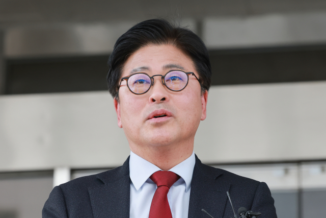 국민의힘 김종혁 전 최고위원이 26일 서울 양천구 서울남부지방법원에서 열린 당 중앙윤리위원회의 탈당 권유 처분 효력 정지 가처분 신청 사건 심문 기일에 출석한 뒤 입장을 밝히고 있다. 연합뉴스