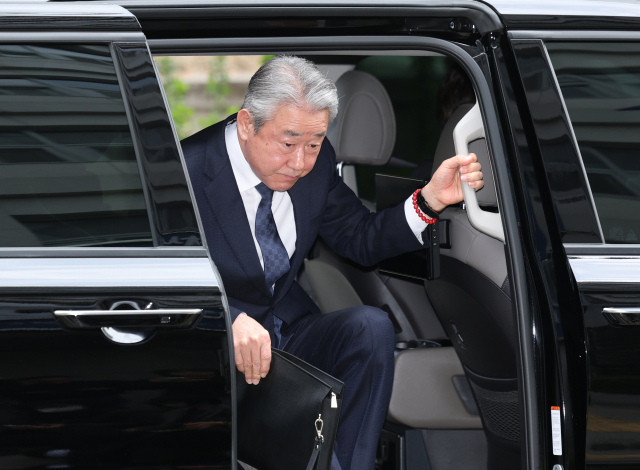 2026년 4월 경찰 출석 당시 차량에서 내리는 강호동 농협중앙회장