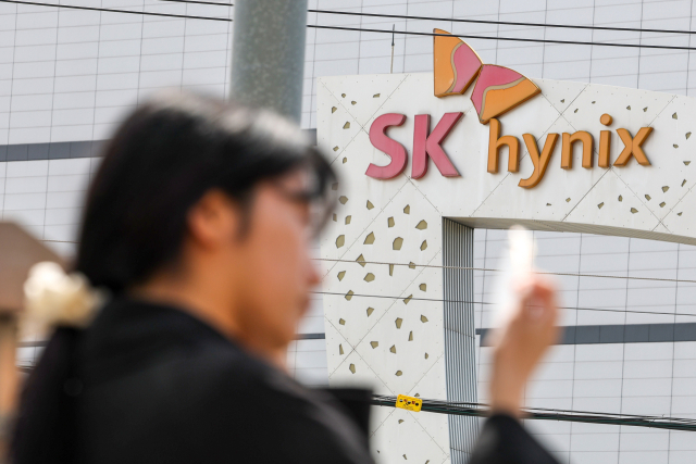 SK하이닉스가 계속되는 인공지능(AI) 반도체 수요 급증에 힘입어 매출액 52조원, 영업익 37조원을 넘으며 역대 최대 실적 기록 행진을 이어간 23일 경기도 이천시 SK하이닉스 본사 모습. SK하이닉스는 연결 기준 올해 1분기 영업이익이 37조6천103억원으로 작년 동기 대비 405.5% 증가했다고 23일 공시했다. 매출액은 52조5천763억원으로 198.1% 증가했다. 영업익과 매출 모두 분기 최대 기록이다. 연합뉴스