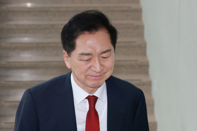 국민의힘 김기현 의원이 29일 국회박물관에서 열린 김덕룡 김영삼민주센터 이사장 회고록 출판기념회에 참석하고 있다. 연합뉴스